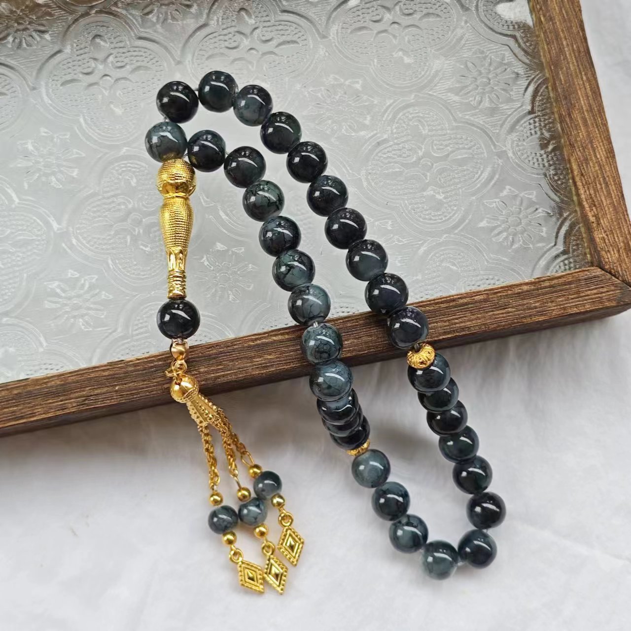 33-piece Gold Tassel Glass Bracelet With 10mm Large Flower Beads 📿                                                               . 33-delige gouden armband met kwastjes en glazen kralen, inclusief grote bloemkralen van 10 mm📿