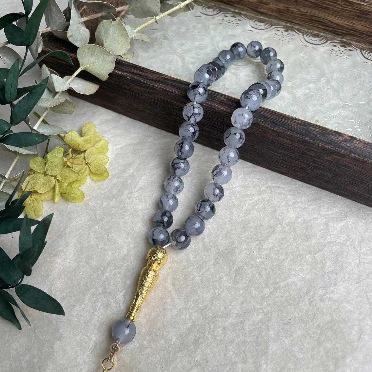 33-piece Gold Tassel Glass Bracelet With 10mm Large Flower Beads 📿                                                               . 33-delige gouden armband met kwastjes en glazen kralen, inclusief grote bloemkralen van 10 mm📿
